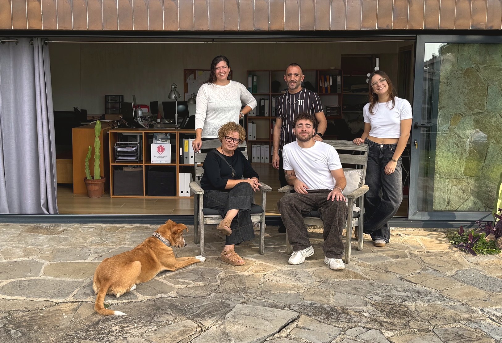L'equip de Costa Maresme Vacances davant de l'oficina