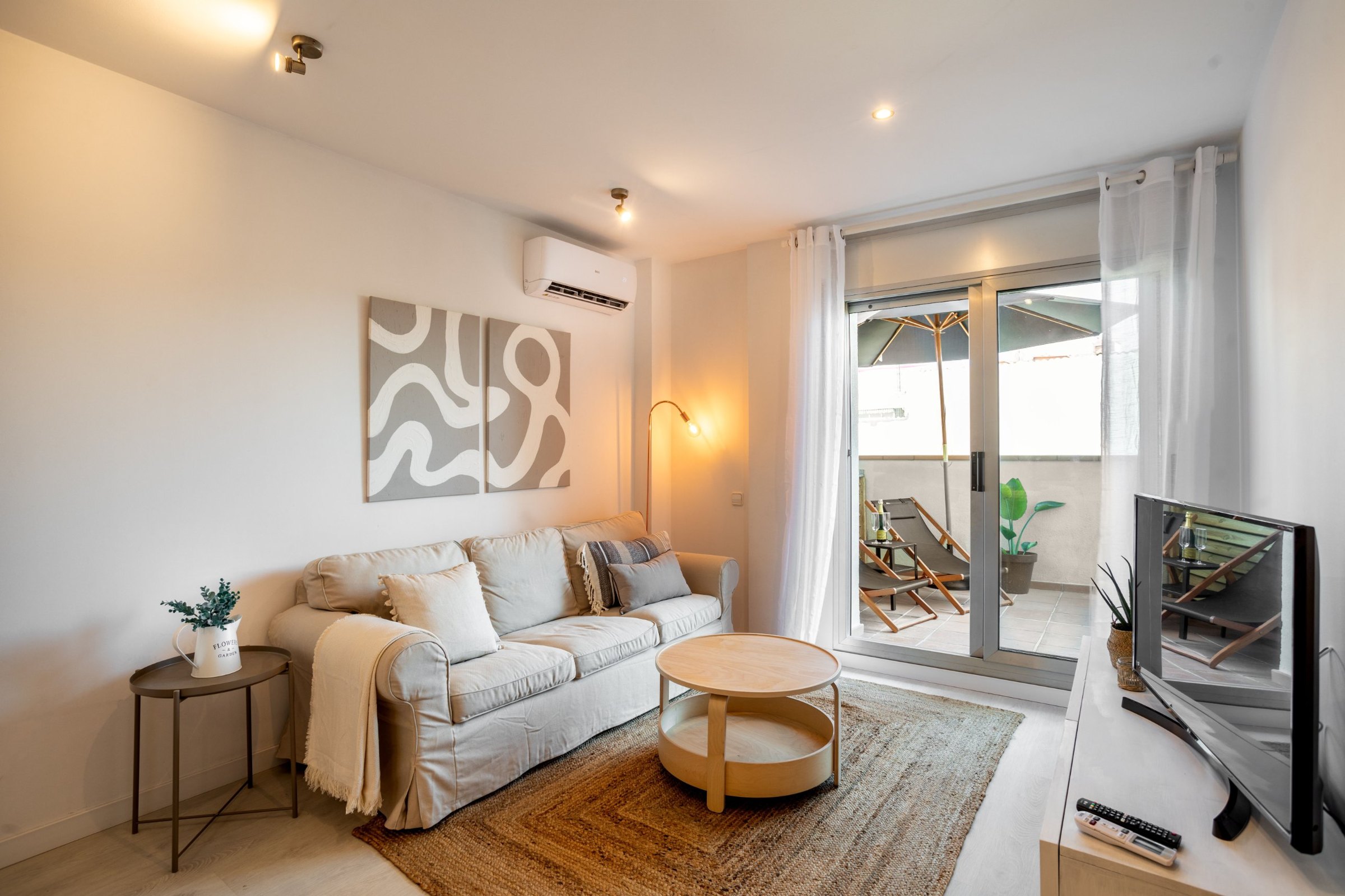 Sala lluminosa oberta a la terrassa